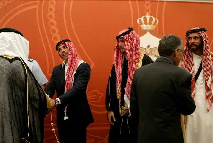 ولي العهد الأردني آنذاك حمزة بن حسين خلال استقباله من قبل زعماء القبائل البدوية في عمان، الأردن في 26 مايو/أيار 2004 (الصورة عبر غيتي إيماجز).