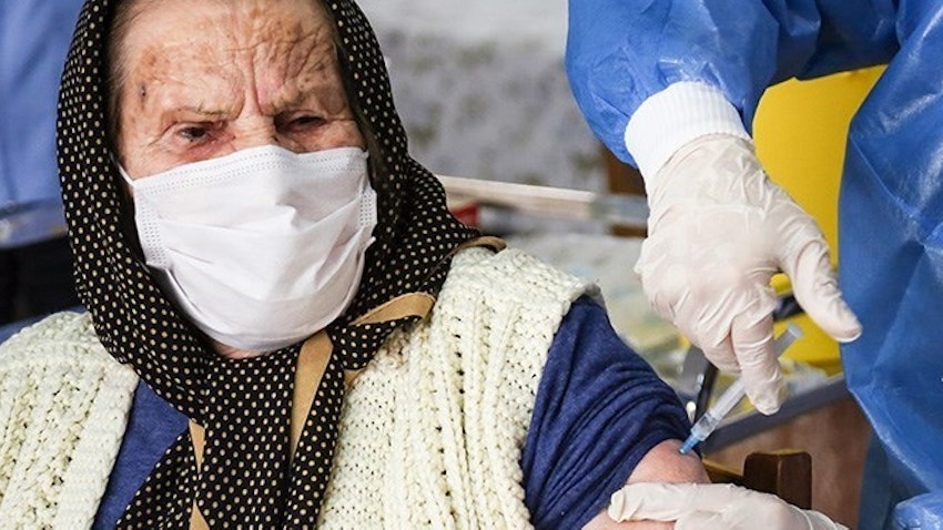 امرأة إيرانية مسنة تتلقى جرعة لقاح. أرومية، إيران، في 18 مارس/آذار 2021 (تصوير مجتبى اسماعيل زاد عبر وكالة تسنيم للأنباء)