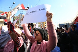 مظاهرات نسائية ضد الحكومة في ساحة التحرير في بغداد، العراق في 13 فبراير/شباط 2021. (الصورة عبر غيتي إيماجز)