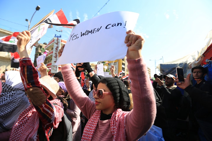 مظاهرات نسائية ضد الحكومة في ساحة التحرير في بغداد، العراق في 13 فبراير/شباط 2021. (الصورة عبر غيتي إيماجز)