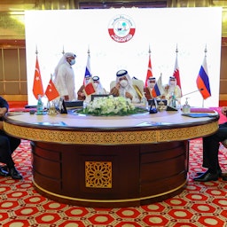 وزراء خارجية تركيا وقطر وروسيا يجتمعون في الدوحة في 11 مارس/آذار 2021. (الصورة عبر غيتي إيماجز)