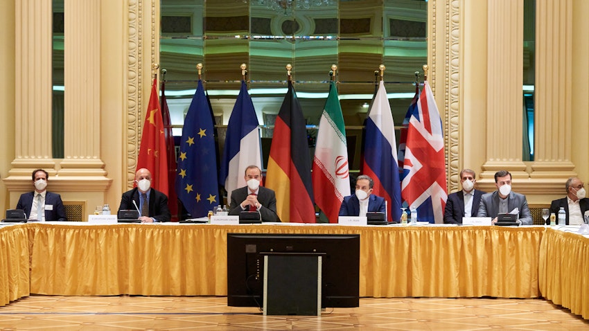 ممثلو الاتحاد الأوروبي (اليسار) وإيران (اليمين) يحضرون المحادثات النووية الإيرانية في فندق جراند أوتيل في فيينا، النمسا. 6 أبريل/نيسان 2021. (الصورة عبر غيتي إيماجز)