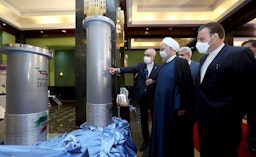 الرئيس الإيراني حسن روحاني يجول في معرض لإنجازات إيران النووية في طهران، يوم 10 أبريل/نيسان، 2021. (الصورة عبر الموقع الرسمي للرئاسة الإيرانية president.ir )