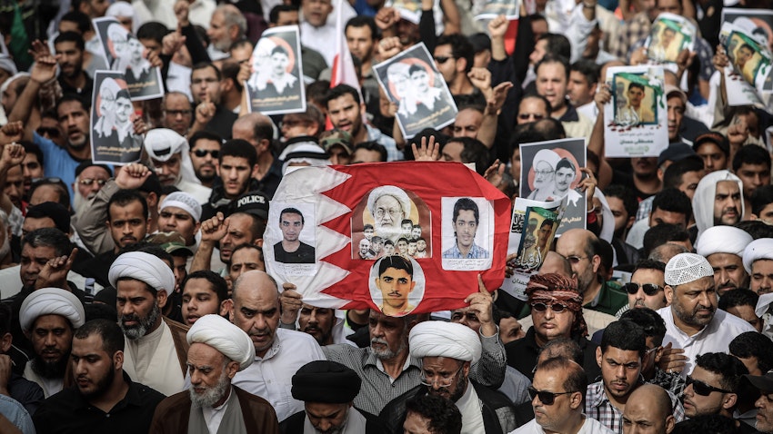بحرينيون يشاركون في مظاهرات مناهضة للحكومة في المنامة، البحرين، يوم 25 مارس/آذار 2017. (الصورة عبر غيتي إيماجز)