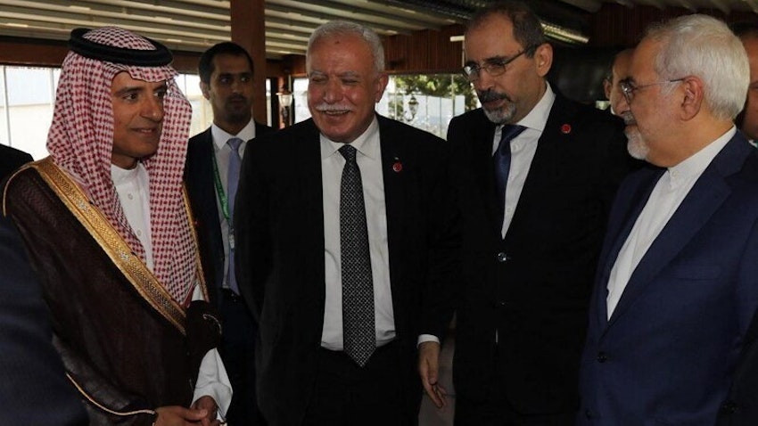 ملاقات کوتاه وزیر امورخارجه، محمد جواد ظریف (سمت راست) و همتای سعودی او، عادل الجبیر (سمت چپ)، در حاشیه یک نشست سازمان همکاری اسلامی؛ استانبول، ترکیه، ۱۰ مرداد ۱۳۹۶ (عکس از خبرگزاری ایرنا) 