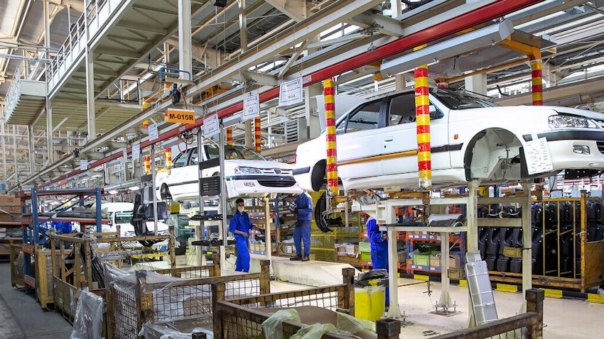 عمال يقومون بتجميع السيارات في خط إنتاج مصنع إيران خودرو في كرمنشاه، إيران، 16 يوليو/تموز 2020 (تصوير بهمن زاري عبر وكالة أنباء إرنا)