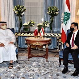 وزير الدفاع القطري خالد بن محمد العطية يستقبل رئيس الوزراء اللبناني حسان دياب في الدوحة في 19 أبريل/نيسان 2021 (الصورة عبر غيتي إيماجز)
