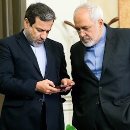 المفاوضان النوويان الإيرانيان عباس عرقجي (إلى اليسار) ومحمد جواد ظريف (إلى اليمين) في مؤتمر صحفي في طهران، إيران. في 4 أبريل/نيسان 2015 (تصوير حسين زهروند عبر وكالة تسنيم للأنباء)