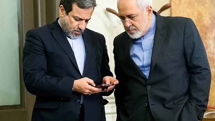 المفاوضان النوويان الإيرانيان عباس عرقجي (إلى اليسار) ومحمد جواد ظريف (إلى اليمين) في مؤتمر صحفي في طهران، إيران. في 4 أبريل/نيسان 2015 (تصوير حسين زهروند عبر وكالة تسنيم للأنباء)