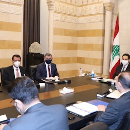 دیدار حسن دیاب، نخست‌وزیر موقت لبنان، و احسان عبدالجباره، وزیر نفت عراق؛ بیروت، لبنان، ۱۳ تیر ۱۳۹۹/ ۳ ژوئیه ۲۰۲۰. (عکس از دفتر نخست‌وزیر لبنان/ گتی ایمیجز)