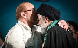  بوسه‌ی قالیباف بر پیشانی رئیسی در نشستی انتخاباتی در تهران، پایتخت ایران. ۲۷ اردیبهشت ۱۳۹۶. (عکس از محمود حسینی/ خبرگزاری تسنیم)