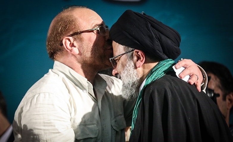  بوسه‌ی قالیباف بر پیشانی رئیسی در نشستی انتخاباتی در تهران، پایتخت ایران. ۲۷ اردیبهشت ۱۳۹۶. (عکس از محمود حسینی/ خبرگزاری تسنیم)