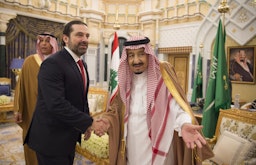 استقبال سلمان بن عبدالعزیز آل سعود، پادشاه عربستان سعودی، از سعد حریری نخست وزیر وقت لبنان؛ ریاض، عربستان، ۹ اسفند ۱۳۹۶/ ۲۸ فوریه ۲۰۱۸ (عکس از گتی ایمیجز)