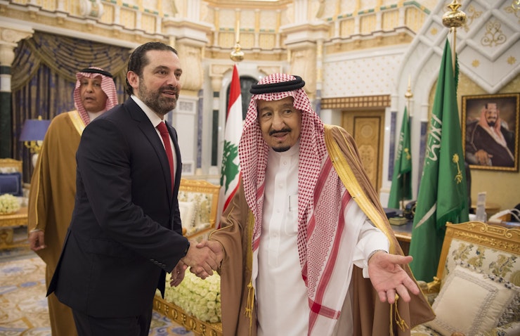 استقبال سلمان بن عبدالعزیز آل سعود، پادشاه عربستان سعودی، از سعد حریری نخست وزیر وقت لبنان؛ ریاض، عربستان، ۹ اسفند ۱۳۹۶/ ۲۸ فوریه ۲۰۱۸ (عکس از گتی ایمیجز)