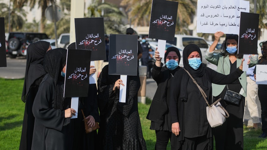 نساء يتظاهرن ضد العنف القائم على النوع الاجتماعي في مدينة الكويت في 22 أبريل/نيسان 2021. (الصورة عبر غيتي إيماجز)