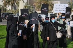 نساء يتظاهرن ضد العنف القائم على النوع الاجتماعي في مدينة الكويت في 22 أبريل/نيسان 2021. (الصورة عبر غيتي إيماجز)