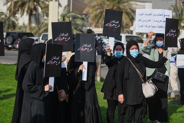 نساء يتظاهرن ضد العنف القائم على النوع الاجتماعي في مدينة الكويت في 22 أبريل/نيسان 2021. (الصورة عبر غيتي إيماجز)