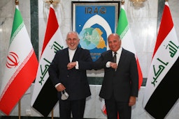 دیدار محمد جواد ظریف، وزیر امور خارجه‌ی ایران (سمت چپ) با همتای عراقی خود، فواد حسین در بغداد؛ عراق، ۶ اردیبهشت ۱۴۰۰/ ۲۶ آوریل ۲۰۲۱ (عکس از گتی ایمیجز)