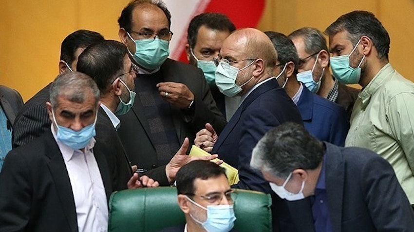 مجموعة من المشرعين الإيرانيين في حديث بينهم خلال جلسة برلمانية. طهران، إيران، 16 مارس/ آذار 2021 (تصوير السيد محمود حسيني عبر وكالة تسنيم للأنباء)