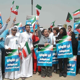 كويتيون يتظاهرون لمناصرة حقوق المرأة السياسية في مدينة الكويت. 16 مايو/ أيار 2005 (الصورة عبر غيتي إيماجز)