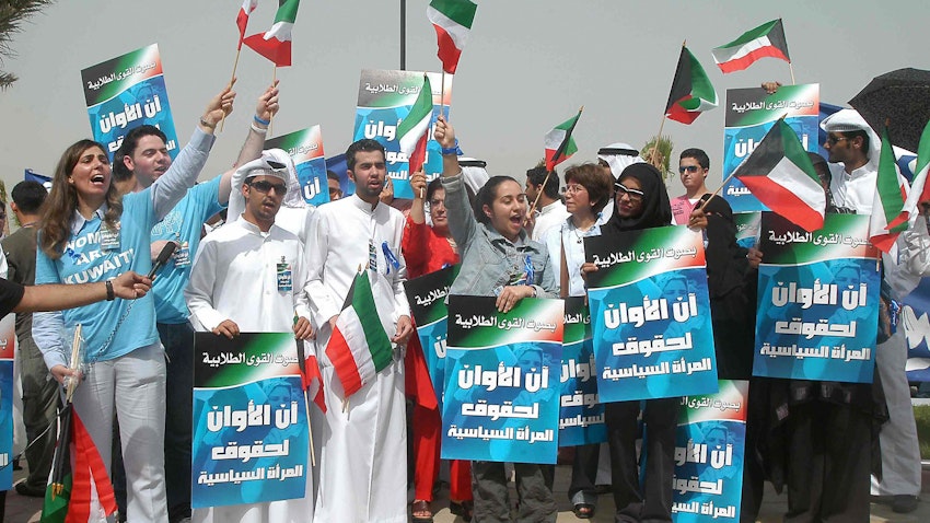 كويتيون يتظاهرون لمناصرة حقوق المرأة السياسية في مدينة الكويت. 16 مايو/ أيار 2005 (الصورة عبر غيتي إيماجز)