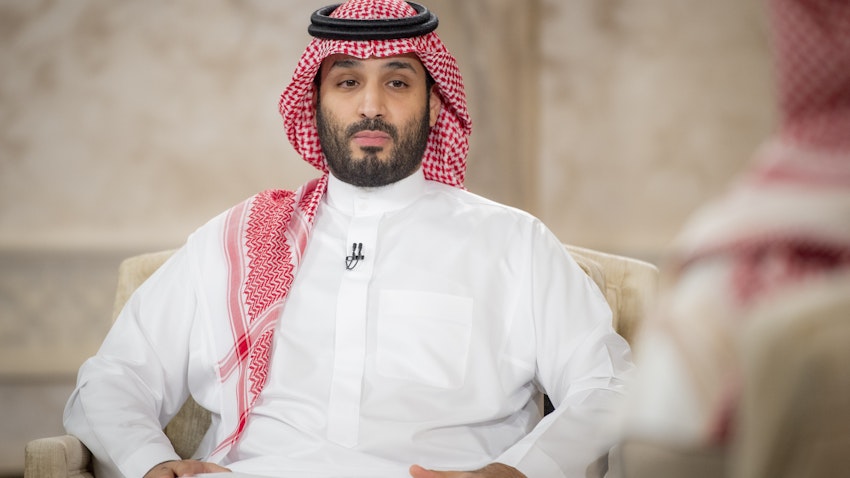 ولي العهد السعودي الأمير محمد بن سلمان يجلس في مقابلة مع التلفزيون الوطني السعودي في الرياض (بثت) في 27 أبريل/نيسان 2021 (المصدر: المجلس الملكي السعودي عبر غيتي إيماجز)