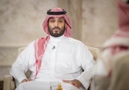 ولي العهد السعودي الأمير محمد بن سلمان يجلس في مقابلة مع التلفزيون الوطني السعودي في الرياض (بثت) في 27 أبريل/نيسان 2021 (المصدر: المجلس الملكي السعودي عبر غيتي إيماجز)