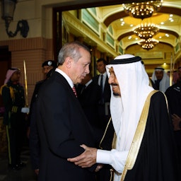 الملك السعودي سلمان بن عبد العزيز آل سعود يودع الرئيس التركي رجب طيب أردوغان في الرياض في 2 مارس/آذار 2015 (الصورة عبر غيتي إيماجز)
