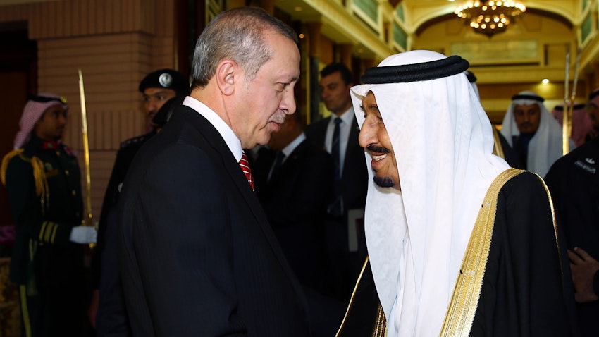 الملك السعودي سلمان بن عبد العزيز آل سعود يودع الرئيس التركي رجب طيب أردوغان في الرياض في 2 مارس/آذار 2015 (الصورة عبر غيتي إيماجز)