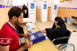 بررسی کارت بیومتریک رأی‌دهی یک زن عراقی؛ نجف، عراق، ۲۲ اردیبهشت ۱۳۹۷/ ۱۲ می ۲۰۱۸ (عکس از گتی ایمیجز) 