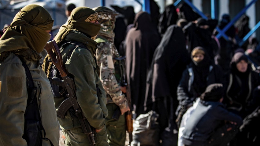  مقاتلون أكراد يحرسون مخيم الهول الذي يحتجز أفراد يشتبه بكونهم أقارب لمقاتلي تنظيم الدولة الإسلامية، في محافظة الحسكة، سوريا. في 20 فبراير/شباط 2021. (الصورة عبر غيتي إيماجز)