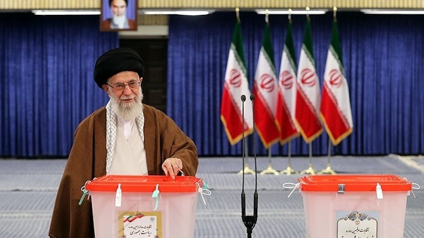 المرشد الأعلى الإيراني آية الله علي خامنئي يدلي بصوته في صندوق اقتراع خلال الانتخابات الرئاسية في طهران، إيران في 19 مايو/أيار 2017. (الصورة لمحمود حسيني عبر وكالة تسنيم للأنباء)