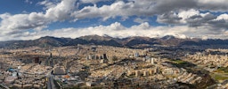 چشم‌اندازی از شمال پایتخت ایران، از برج میلاد تهران؛ ۱۳ فروردین ۱۳۹۸ (عکس از امیر پاشایی)