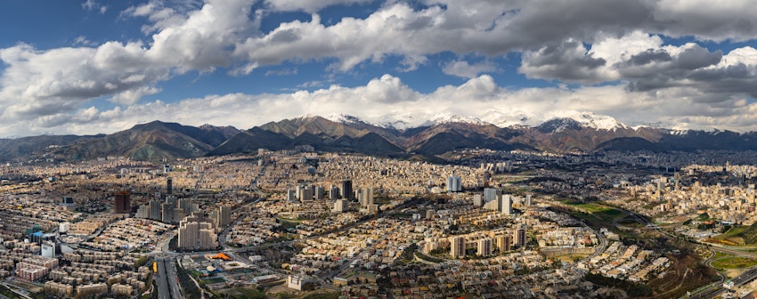 چشم‌اندازی از شمال پایتخت ایران، از برج میلاد تهران؛ ۱۳ فروردین ۱۳۹۸ (عکس از امیر پاشایی)