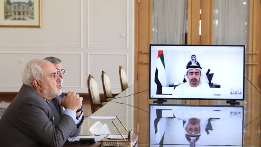 حضور محمدجواد ظریف، وزیر امور خارجه ایران در یک کنفرانس ویدئویی با همتای خود در امارات متحده عربی عبدالله بن زاید آل نهیان، تهران ۱۲ مرداد ۱۳۹۹ (عکس از توییتر @Jzarif )