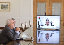 وزير الخارجية الإيراني محمد جواد ظريف يعقد مؤتمرًا عبر الفيديو مع نظيره الإماراتي عبد الله بن زايد آل نهيان في طهران. 2 أغسطس/ آب 2020 (الصورة عبر تويتر@JZarif)