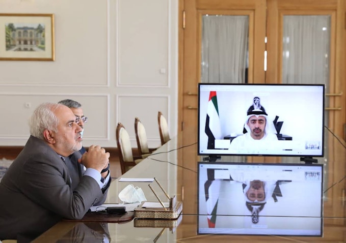 وزير الخارجية الإيراني محمد جواد ظريف يعقد مؤتمرًا عبر الفيديو مع نظيره الإماراتي عبد الله بن زايد آل نهيان في طهران. 2 أغسطس/ آب 2020 (الصورة عبر تويتر@JZarif)