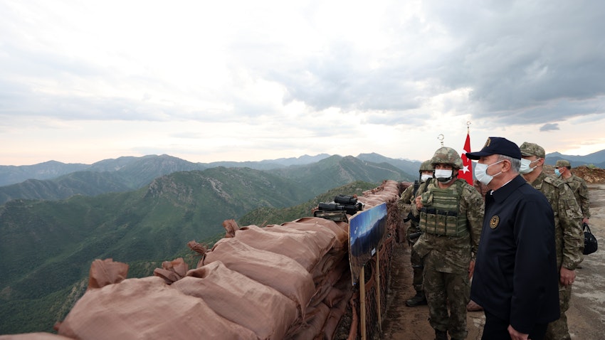بازدید خلوصی آکار، وزیر دفاع ترکیه از یک پایگاه نظامی در نزدیکی شرناق؛ ترکیه،  ۱۱ اردیبهشت ۱۴۰۰/ ۱ می ۲۰۲۱ (عکس از گتی ایمیجز)