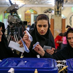 مردم در حال انداختن آرای خود به صندوق‌ها در انتخابات ریاست‌جمهوری؛ تهران، ایران، ۲۹ اردیبهشت ۱۳۹۶. (عکس از خبرگزاری تسنیم)