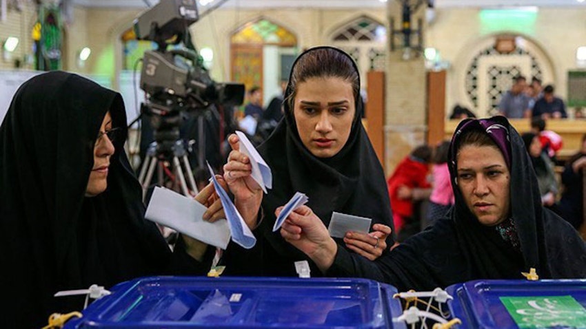 مردم در حال انداختن آرای خود به صندوق‌ها در انتخابات ریاست‌جمهوری؛ تهران، ایران، ۲۹ اردیبهشت ۱۳۹۶. (عکس از خبرگزاری تسنیم)