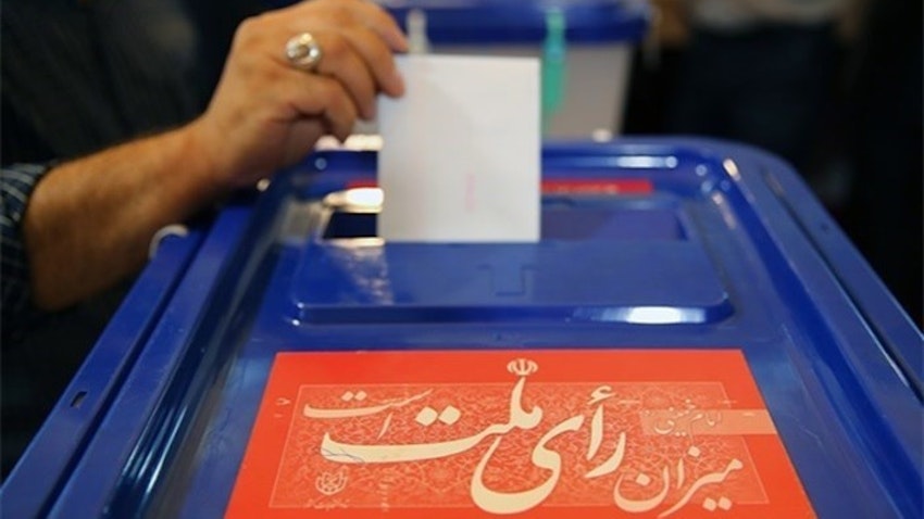 ناخب إيراني يدلي بصوته في مركز اقتراع خلال الانتخابات الرئاسية في طهران. 19 مايو/ أيار 2017 (تصوير محمد حسن زاده عبر وكالة تسنيم للأنباء)