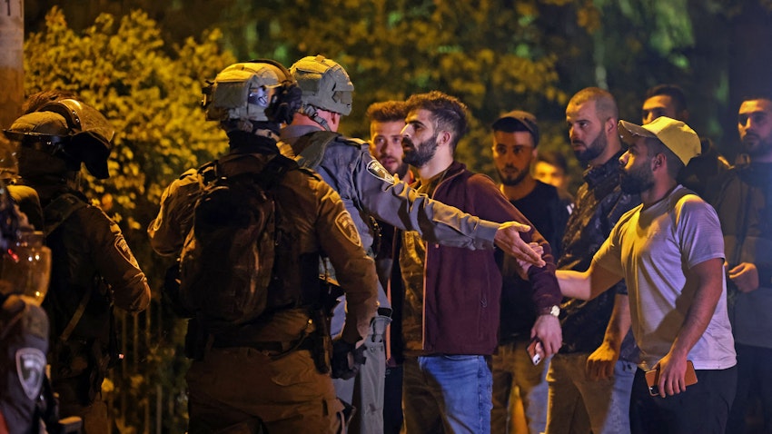 متظاهرون فلسطينيون يواجهون الشرطة الإسرائيلية في الشيخ جراح بالقدس الشرقية، 7 مايو/أيار 2021 (الصورة عبر غيتي إيماجز)