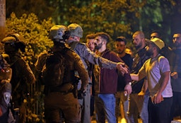 متظاهرون فلسطينيون يواجهون الشرطة الإسرائيلية في الشيخ جراح بالقدس الشرقية، 7 مايو/أيار 2021 (الصورة عبر غيتي إيماجز)