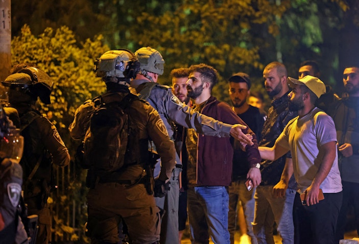 متظاهرون فلسطينيون يواجهون الشرطة الإسرائيلية في الشيخ جراح بالقدس الشرقية، 7 مايو/أيار 2021 (الصورة عبر غيتي إيماجز)