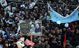 آلاف الإيرانيين يحيون ذكرى القائد الراحل قاسم سليماني في كرمان، إيران، 7 يناير/كانون الثاني 2020 (عبر وكالة تسنيم للأنباء)