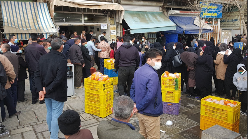 Iranians queue up to buy subsidised chicken in Hamadan, Iran on Mar. 17, 2021. (Photo by Mohammad Amin Najafi via VJC News Agency)