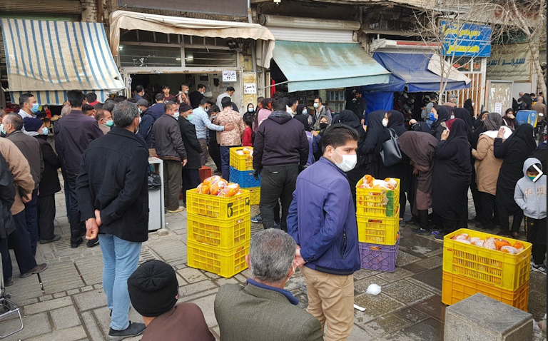 إيرانيون يصطفون لشراء دجاج مدعوم في مدينة همدان الإيرانية، 17 مارس/ آذار 2021 (تصوير محمد أمين نجفي عبر وكالة نادي المراسلين الشباب للأنباء)
