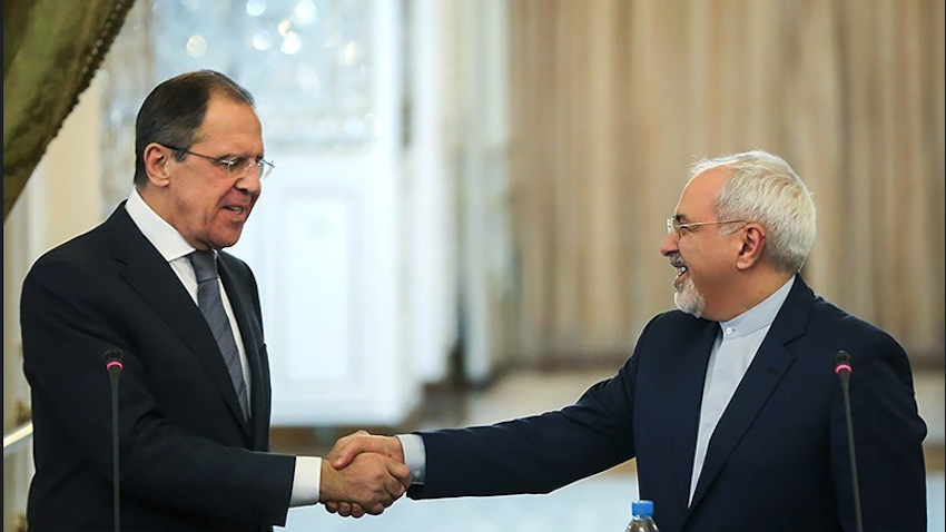 Iranian Foreign Minister Mohammad Javad Zarif (right) shakes hands with his Russian counterpart Sergei Lavrov at a press conference in Tehran. Dec. 11, 2013. (Via Tasnim News Agency)