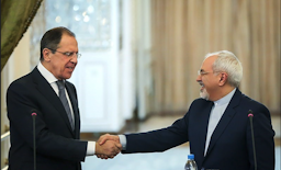 Iranian Foreign Minister Mohammad Javad Zarif (right) shakes hands with his Russian counterpart Sergey Lavrov at a press conference in Tehran. Dec. 11, 2013. (Via Tasnim News Agency)