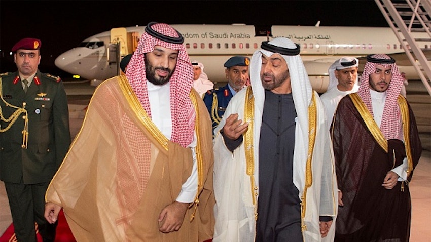  استقبال محمد بن زاید آل نهیان، ولیعهد ابوظبی (راست) از محمد بن سلمان، ولیعهد عربستان در فرودگاه ابوظبی درامارات، ۱ آذر ۱۳۹۷/ ۲۲ نوامبر ۲۰۱۸. (عکس از گتی ایمیجز)